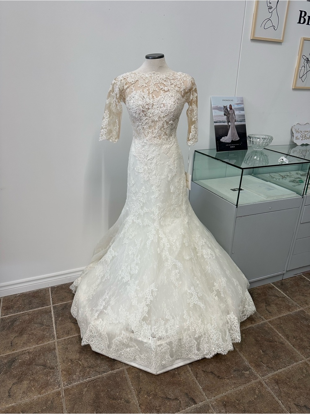 Elegant Lace Bridal Gown in Ivory